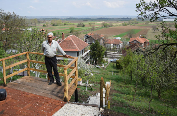 СТАБЛО У БУКОВЧУ ПРЕЖИВЕЛО ДВА РАТА: Јабука рађа и спаја већ 139 година